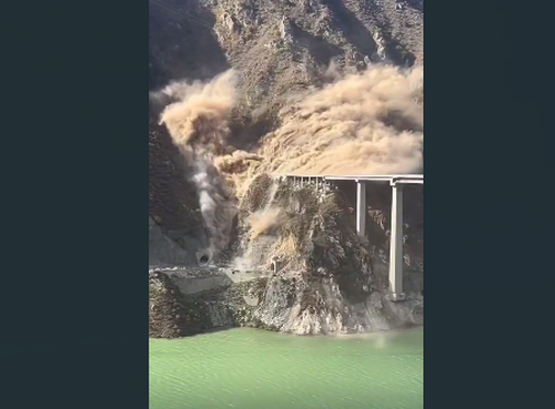 У Китаї обвалився нещодавно відкритий міст. ВІДЕО У Китаї обвалився нещодавно відкритий міст. ВІДЕО